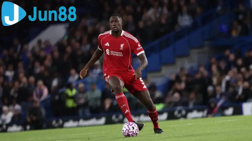 Konate buộc phải rời sân sớm ở phút 56 (Ảnh: Liverpool Lookout).