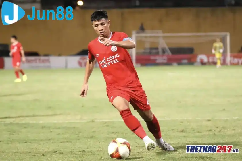 Trung vệ Bùi Tiến Dũng nhận thẻ đỏ đầu tiên trong sự nghiệp
