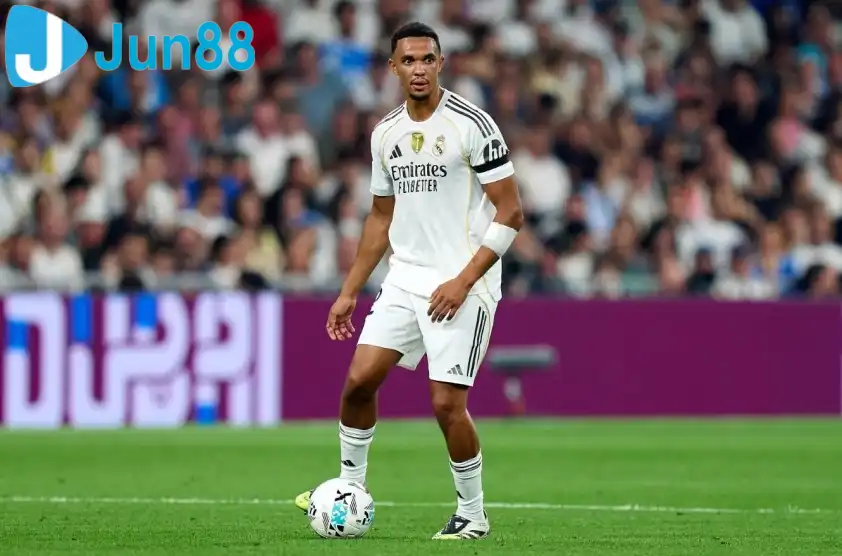 Sau chấn thương gân kheo, Alexander-Arnold đã trở lại danh sách thi đấu của Real Madrid nhưng vẫn chưa ra sân