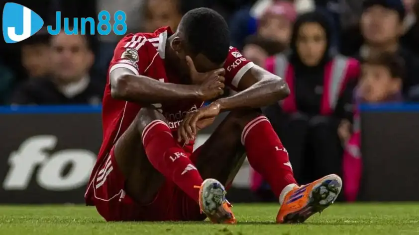 Isak đang gặp muôn vàn khó khăn tại Liverpool (Ảnh: SportBible)